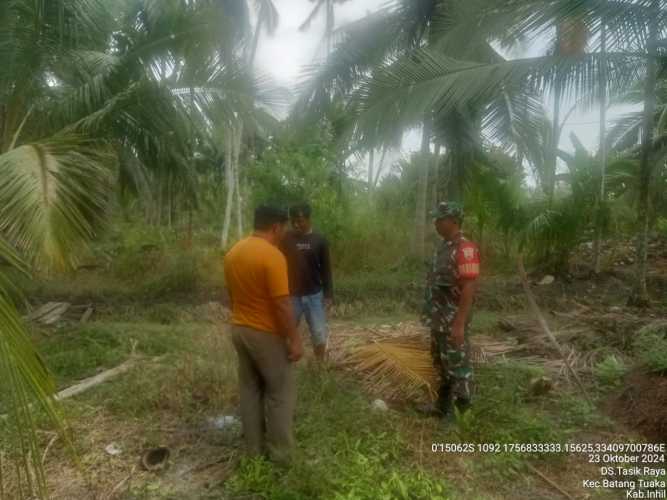 Koptu Sihabuddin Babinsa Koramil 12/Batang Tuaka Netralisir kawasan Karhutlah