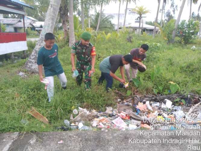 Serda Tomi Firman Membina Warga dalam Menjaga  Kebersihan