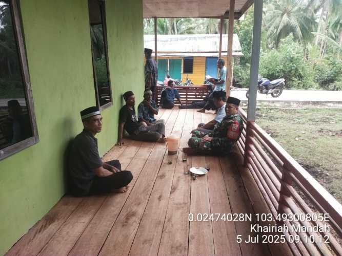 Babinsa Kopda Hendri Memberikan Wawasan kepada Warga tentang Menjaga Kelestarian Lingkungan