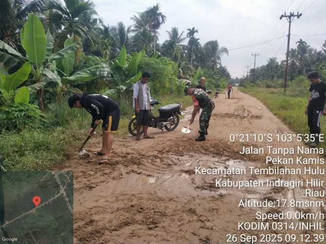 Babinsa Sialang Panjang Ajak Warga Gotong Royong Perbaiki Jalan Desa