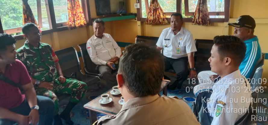 Babinsa Koramil 11/PBR Serda Hendra Kardi Laksanakan Himbauan Kebersihan Lingkungan Sambut Ramadan di Pulau Burung