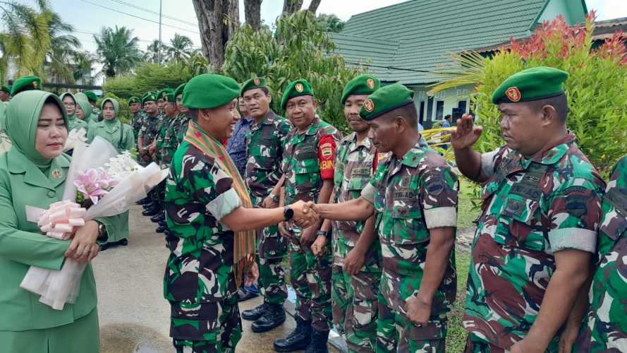 Anggota Koramil 01/Tembilahan melaksanakan Lepas Sambut Komandan kodim