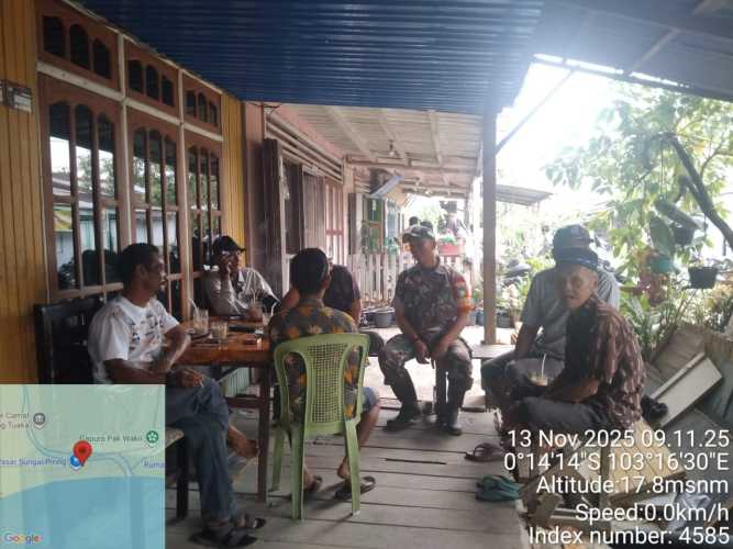 Babinsa Koramil 12/Batang Tuaka Himbau Warga Jaga Keamanan Lingkungan dan Awasi Anak dari Pengaruh Negatif Gadget