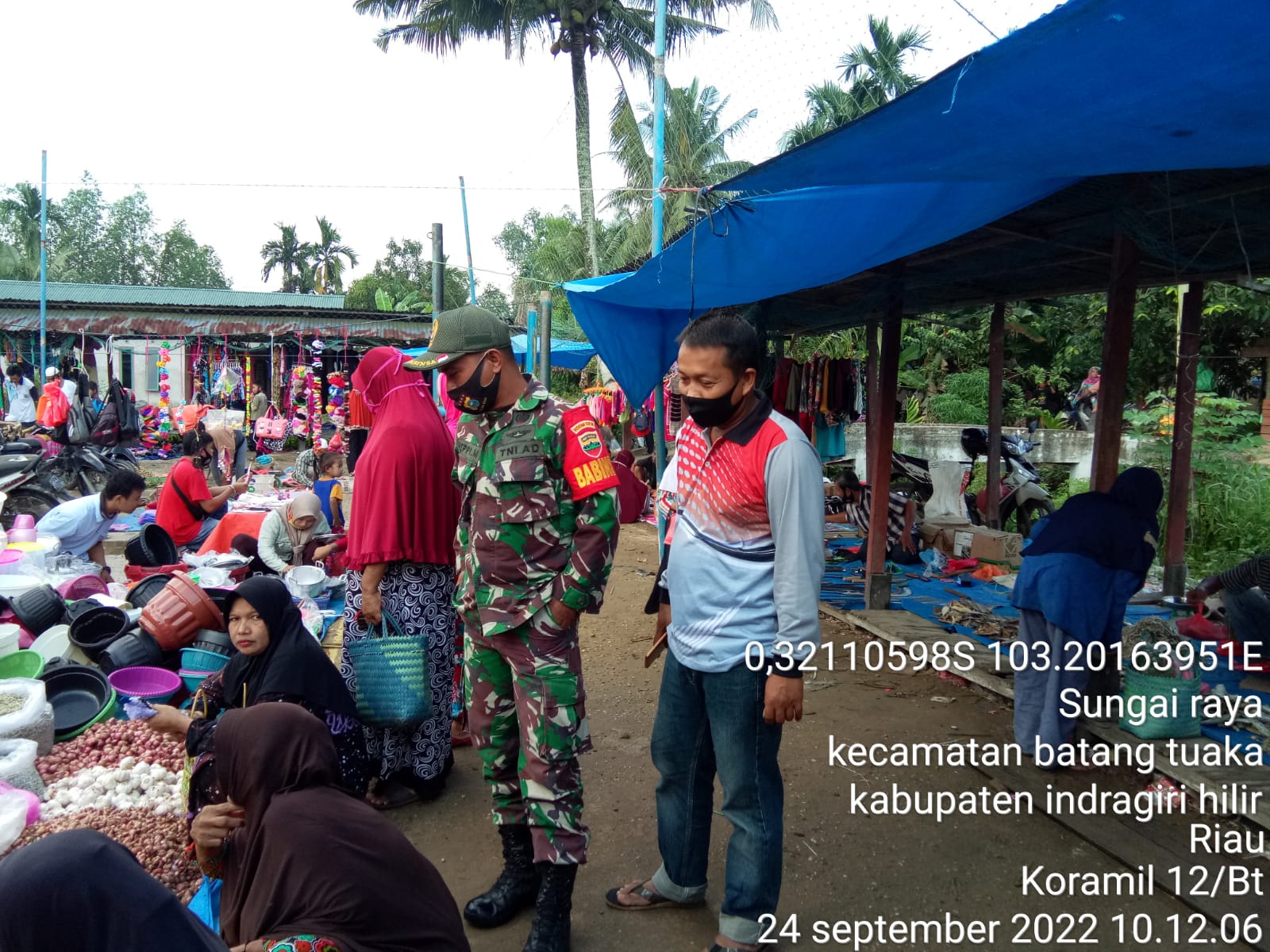 Sertu Hepi Martison Babinsa Koramil 12/Batang Tuaka Memantau Suasana Hari Pasar