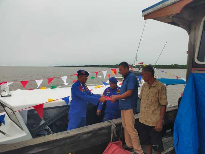 Satpolairud Polres Inhil Kibarkan Bendera Merah Putih di Kapal Rakyat Perairan Pulau Burung