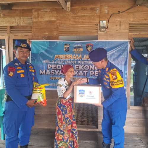 Jelang Lebaran, Sat Polairud Polres Pelalawan, Berikan Paket Sembako kepada Masyarakat Pesisir Perairan