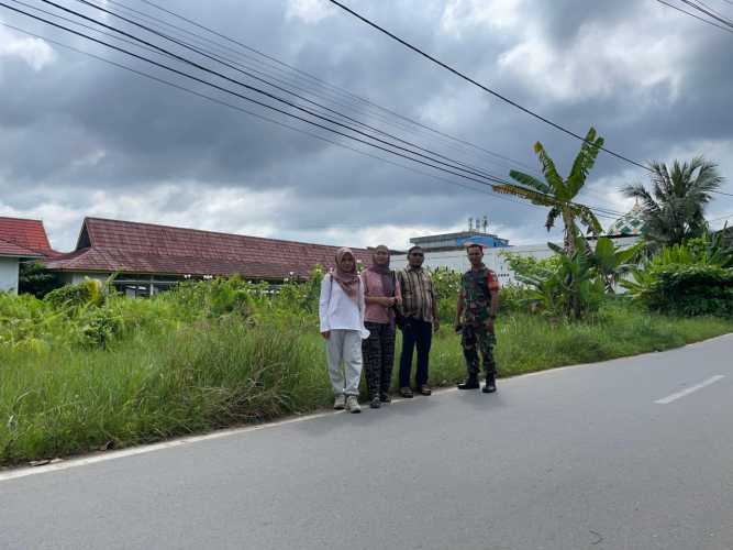 Babinsa dan pendamping Lakukan peninjauan lahan rencana pembangunan Koperasi Merah Putih