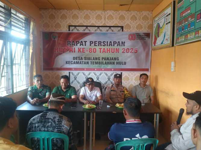 Babinsa Serka Masri Aktif Dukung Peringatan HUT RI ke-80 di Desa Sialang Panjang
