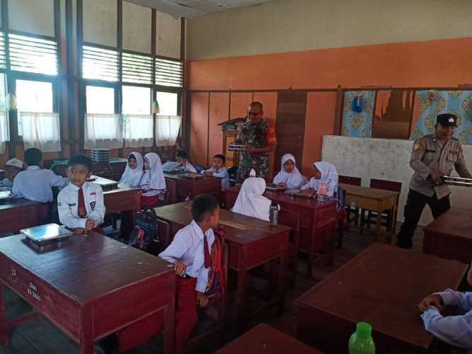 Babinsa Sertu Anton Dampingi Penyaluran 2.905 Porsi Makan Bergizi Gratis di Tembilahan Hilir