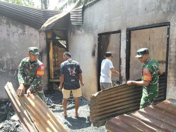 Danramil 15 Bandar Pulau Pimpin Prajurit Bersihkan Puing Rumah Warga Korban Kebakaran