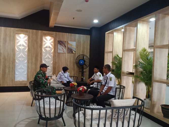 Babinsa Tembilahan Hilir Gelar Komsos Ramadhan Perkuat Komunikasi dengan Pamdal DPRD Inhil