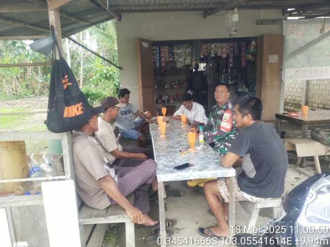 Babinsa Koramil 12/Batang Tuaka  Pantau Kerawanan Sosial Melalui Sambang Kamtibmas Terpadu di Sungai Dusun