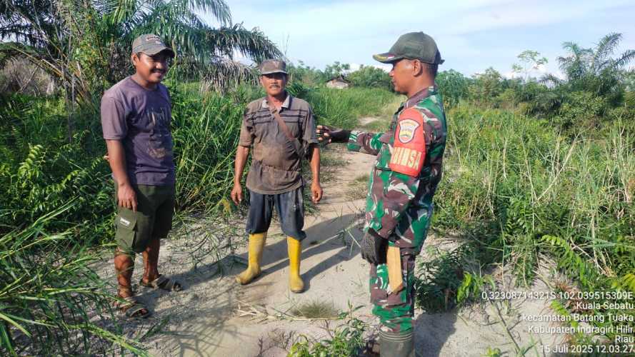 Dengan Patroli Bersama, Babinsa Batang Tuaka Efektifkan Pencegahan Karhutlah