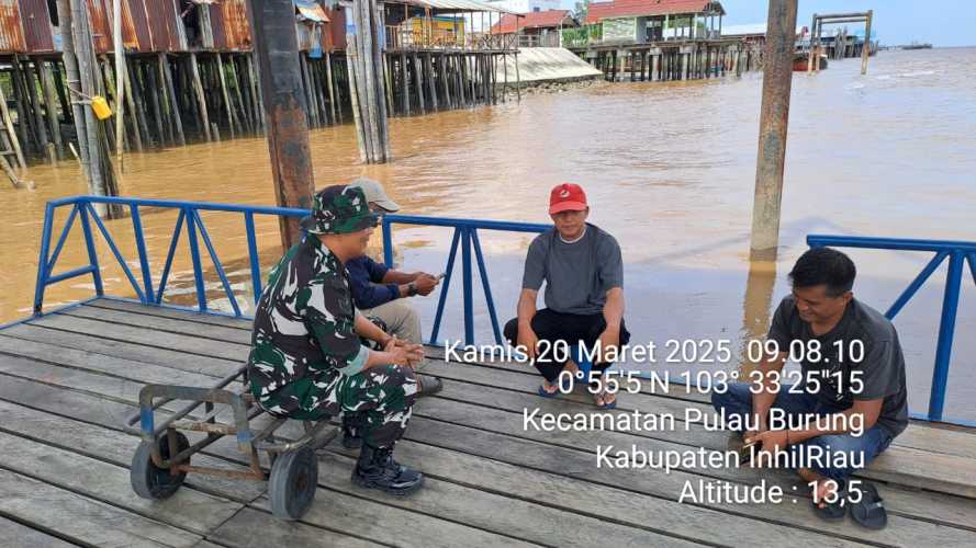Babinsa Koramil 11/PBR Jalin Silaturahmi dengan Buruh dan Masyarakat di Sungai Danai