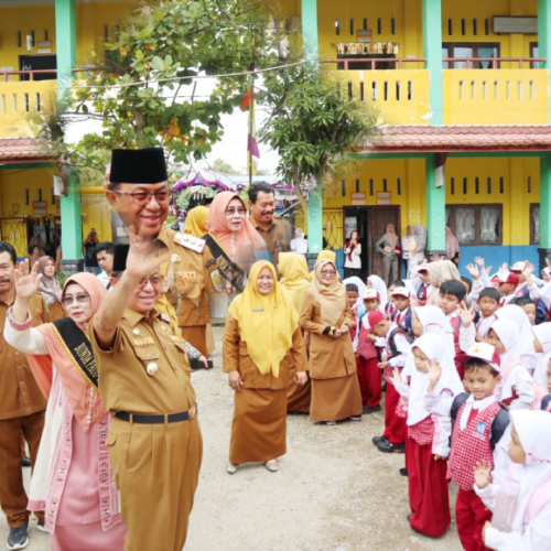 Dalam Peninjauannya di Hari Pertama Masuk Sekolah, Bupati H.M Wardan Sampaikan Transisi Paud Ke SD Secara Gamblang