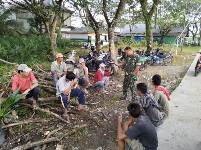 Babinsa Berikan Sosialisasi K3 Kepada Buruh Bongkar Muat Pelabuhan