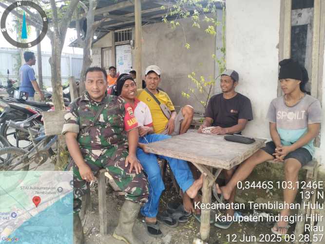 Babinsa Koramil 01/Tbh Kodim 0314/Inhil Tingkatkan Silaturahmi dengan Masyarakat melalui Komsos