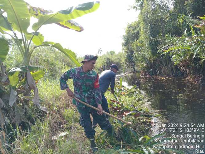 Ajak Warga Bersihkan Parit,Babinsa Sungai beringin Serda Deni sutrisno Adakan Gotong Royong Pembersihan Parit