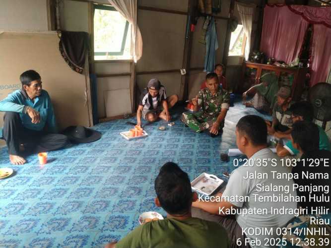 Bersama Babinsa, Warga Kampung Pancasila Jaga Kebersihan Lingkungan