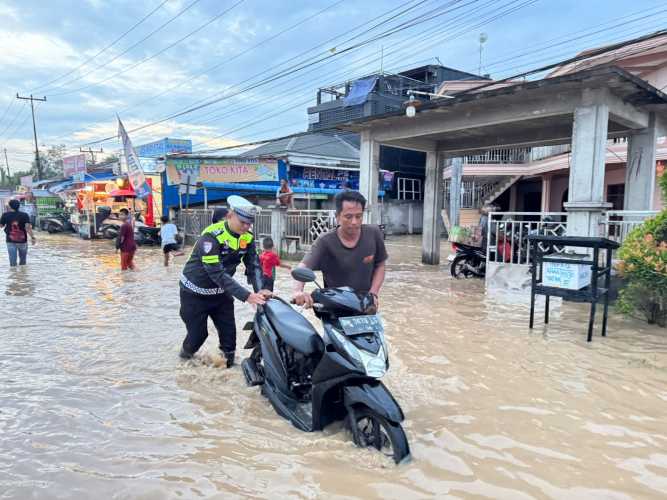 Sat Lantas Polres Inhil Lakukan Pengaturan Lalu Lintas di Titik Rawan Air Pasang Surut Tembilahan