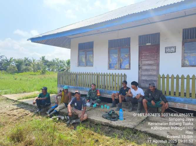 Babinsa Simpang Jaya Gelorakan Sifat Gotong Royong Jelang HUT RI Ke-80
