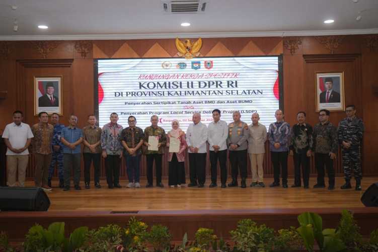 Serahkan Sertipikat Aset BMD dan BUMD Pemprov Kalsel, Wamen Ossy: Perkuat Kepastian Hukum Aset Daerah