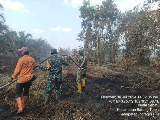 Hari Ke-4 Personil Koramil Batang Tuaka Masih Berjibaku dengan Api