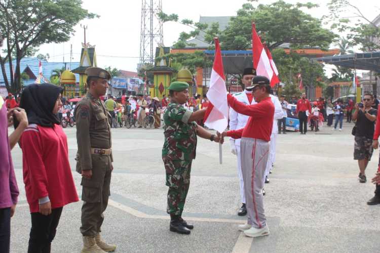 Serda Adri Candra Penerima Secara Simbolis 10.000 Bendera Buat Masyarakat kab Inhil