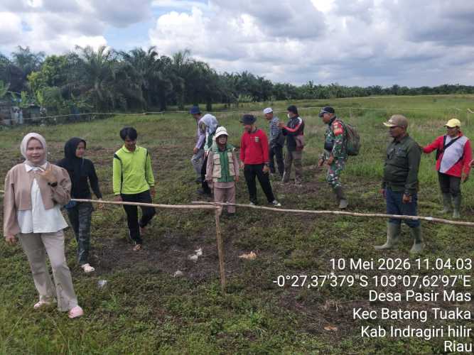Babinsa Koramil 12/Btk Ajak Masyarakat Desa Pasir Mas Cek Lahan KDKMP