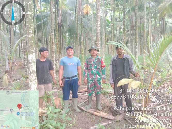 Babinsa Koramil 12/Batang Tuaka Tingkatkan Kesadaran Warga dalam Menjaga Tapal Batas Desa