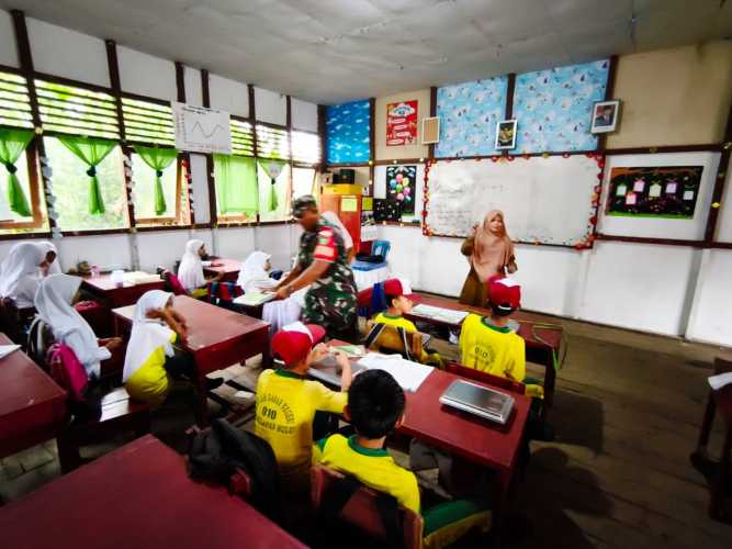 Babinsa Serda Miskal Bagikan 5.528 Porsi Makan Bergizi Untuk Anak Sekolah di Tembilahan Hulu