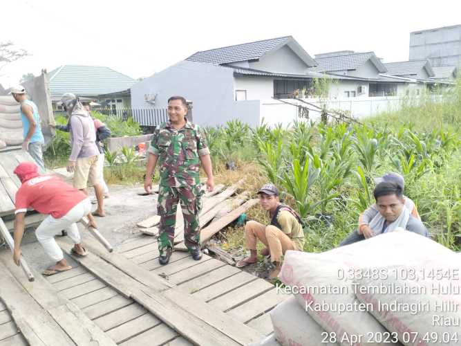 Serda Adri Candra Membangun Komunikasi dengan Para Buruh Pelabuhan