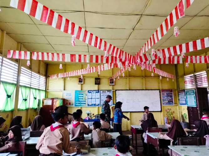 Babinsa Serda Miskal Lakukan Pendampingan Penyaluran 5.528 Porsi Makan Bergizi Gratis di Tembiilahan Barat