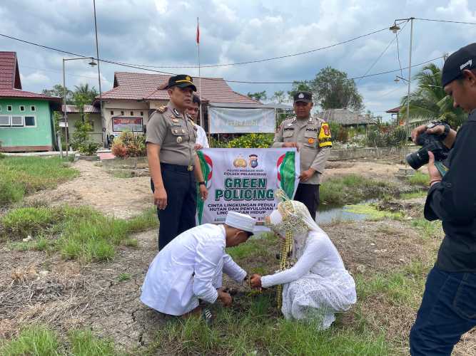 Kapolsek Pelangiran Berikan Bibit Pohon kepada Kedua  Mempelai Nikah, Dukung Program Green policing Polda Riau