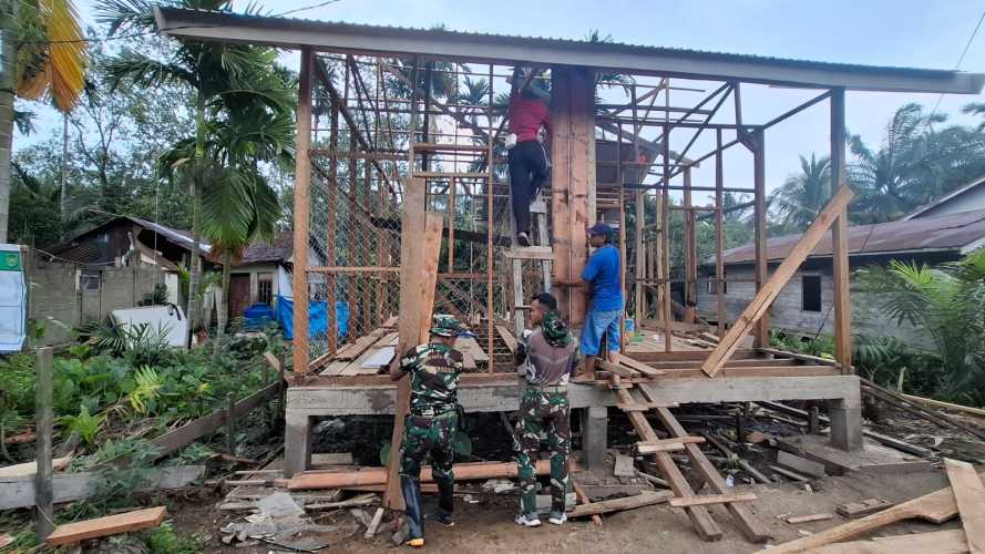 TMMD ke-123 di Desa Mumpa: Anggota Koramil 01 dan Masyarakat Bekerja Sama Membangun Rumah RTLH