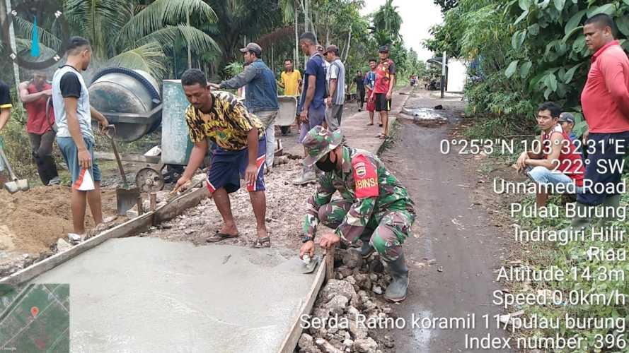 Babinsa Gotong Royong Bersama Warga Perbaiki Jalan Poros