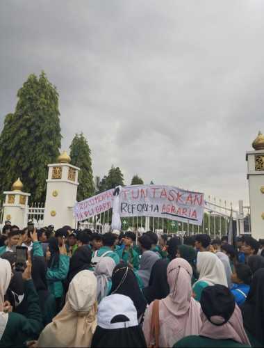 BEM Se-Riau Kritik Kinerja Pj Gubri, Infrastuktur dan Pendidikan dengan Gantung Pocong di Pagar Kantor Gubernur