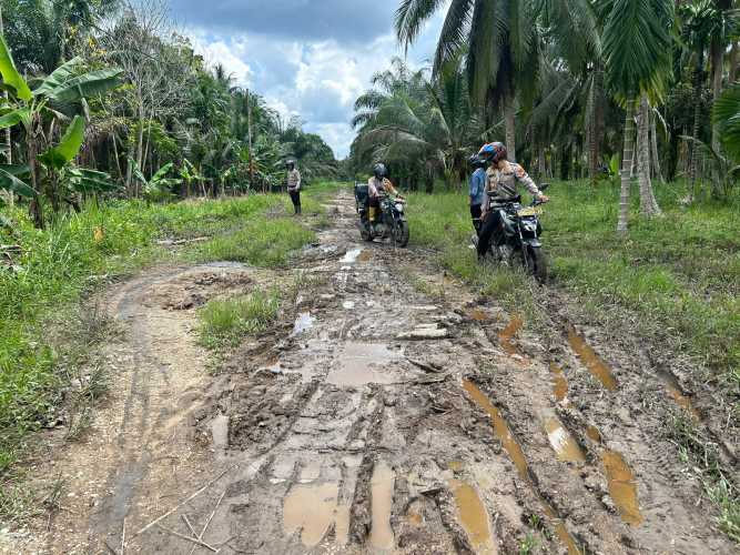 Kapolsek Tembilahan Hulu  Jelajahi Jalan Ekstrim Sampaikan Pemilu Damai Kepada Masyarakat