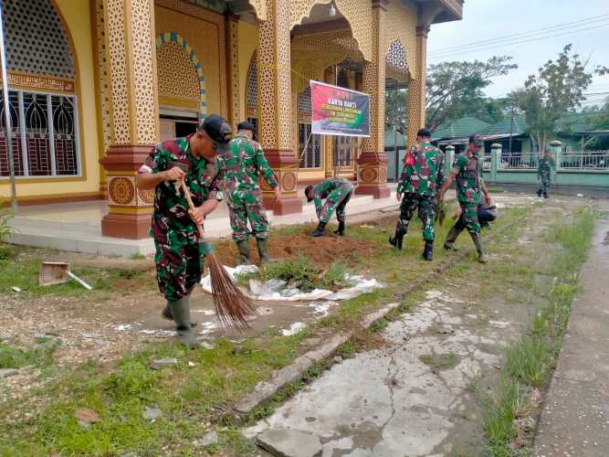 Jalankan ProgramTNI ZERO WASTE, Personil Koramil 01/Tembilahan Bersihkan Masjid Taimul Huda Bersama Warga