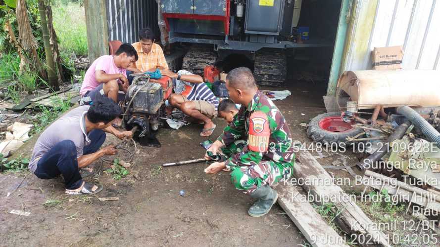 Tingkatkan Hasil Panen Petani, Babinsa Sungai Raya Tinjau Kondisi Mesin Pengolahan Hasil Panen