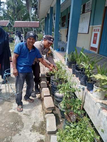 Tingkatkan Ketahanan Pangan, Personel Polsek Enok berkolaborasi dengan Majlis Guru SMP 4 Manfaatkan Pekarangan Sekolah
