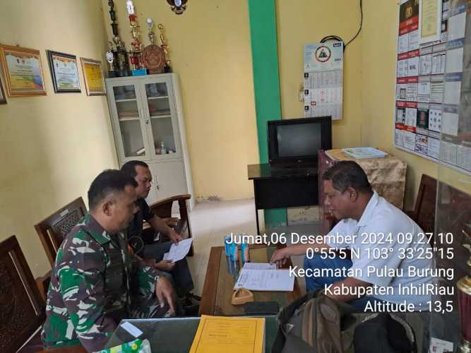 Babinsa Teluk Nibung Memantau Sistem Pelayanan Desa dan Pendampingan Usulan Warga