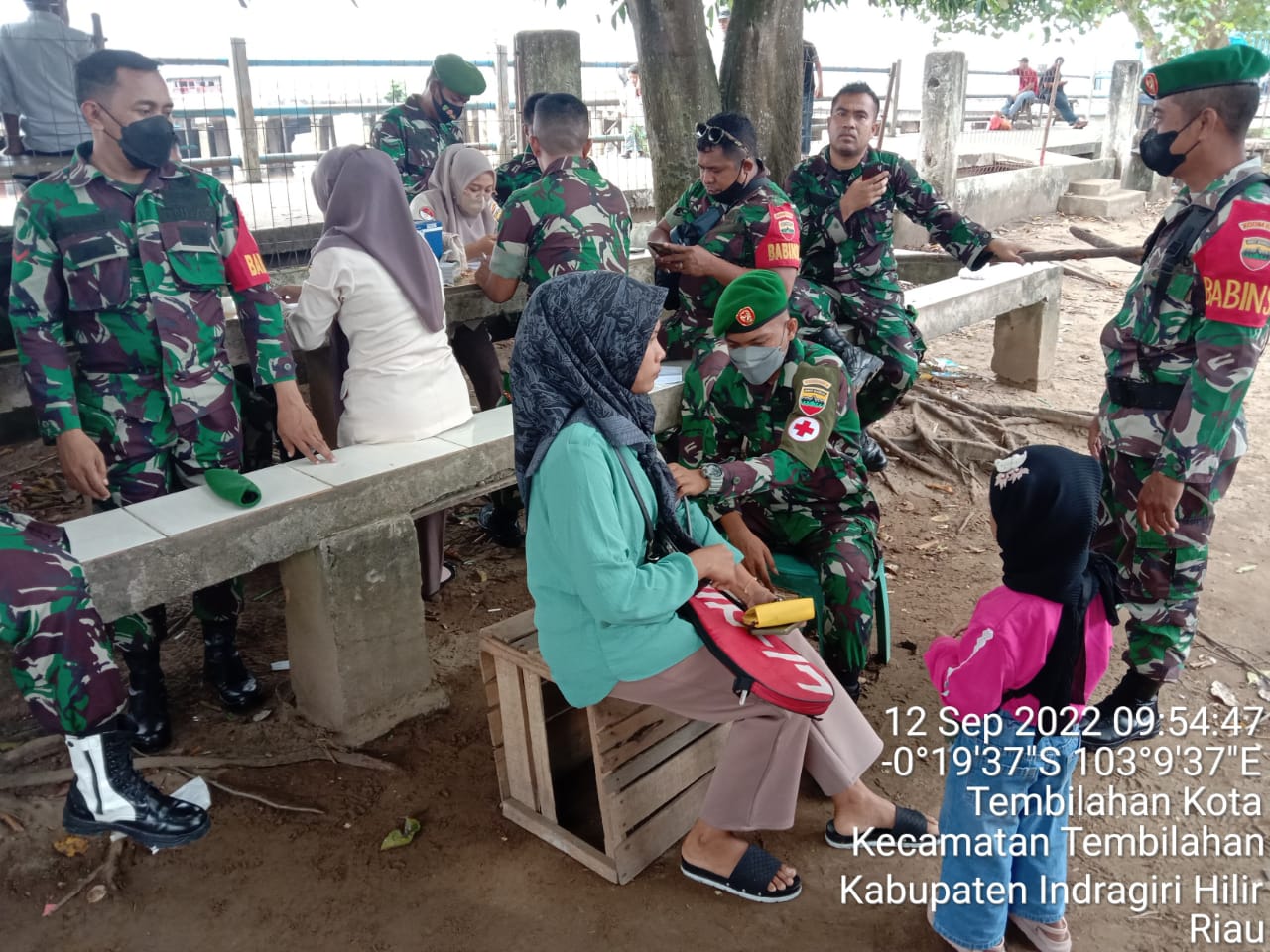 Sertu Zulfahri Babinsa Koramil 01/Tembilahan Gencar Lakukan Vaksinasi