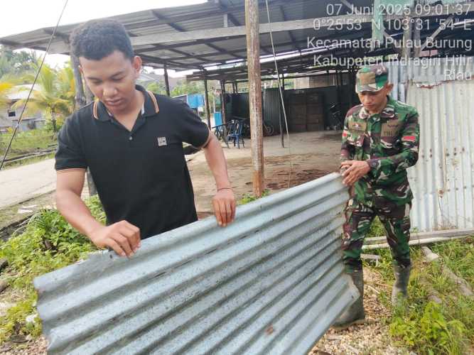 Babinsa Koramil 11/Pulau Burung  Ajak Warga Keramat Jaya Jaga Kebersihan Lingkungan melalui Goro