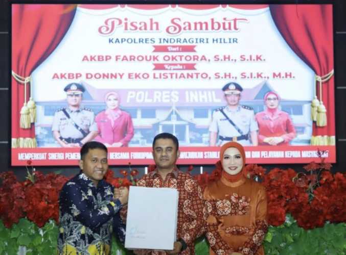 Penuh Makna, Kepala KSOP Kelas IV Tembilahan Serahkan Cendera Mata pada Pisah Sambut Kapolres Inhil