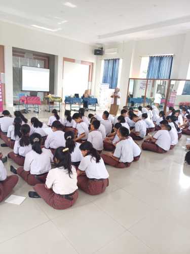 Penyuluhan HIV/AIDS di SMP Kasih Lestari, UPT Puskesmas Tembilahan Kota Edukasi Siswa