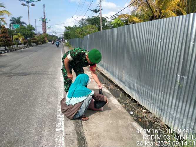 Serka Masri Lakukan Bakti Sosial Dengan Membujuk Tuna Wisma Ke Dinas Sosial