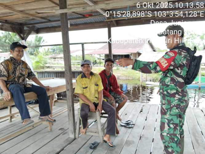 Babinsa Koramil 12/Batang Tuaka Ajak Warga Kelola Hasil Perkebunan dengan Bijak