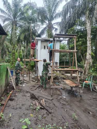 Progres Pengecatan MCK di Desa Karya Tunas Jaya Dipimpin Danramil 08/Mdh Kapten Inf R. Handoko dalam TMMD ke-123 Kodim 0314/Inhil