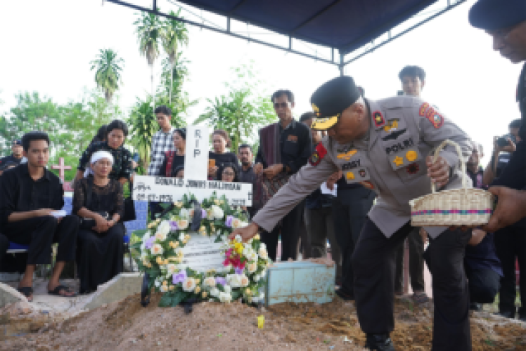 Pemakaman Penuh Haru Iptu (Anm) Donald Junus, Pahlawan Karhutla Riau